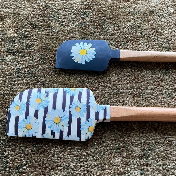 Rae Dunn Blue and Brown Spatula Set with Daisy Design - Picture 2 of 4
